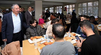 Rektör Karabulut, öğrencilerin iftar sofrasına konuk oldu