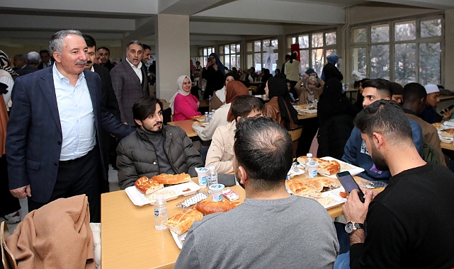 Rektör Karabulut, öğrencilerin iftar sofrasına konuk oldu