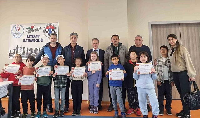 Satranç turnuvasında dereceye girenler ödüllendirildi