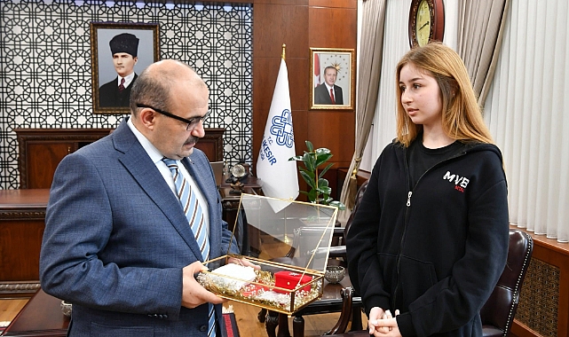 Şehitlikten gelen toprak ve bayrak Vali Ustaoğlu'na teslim edildi