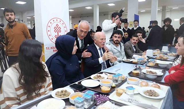 Şehrin yöneticileri, öğrencilerle iftar sofrasında buluştu