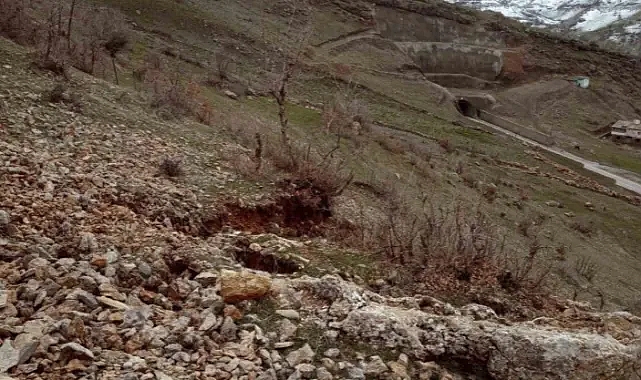 Şırnak-Hakkari yolu çökme nedeniyle trafiğe kapatıldı