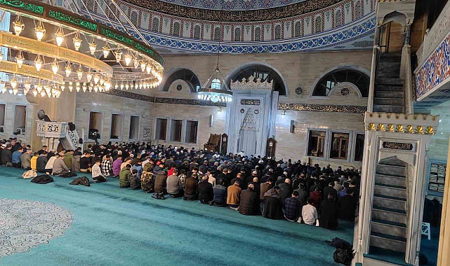 Tatvan'da ilk teravih namazı kılındı