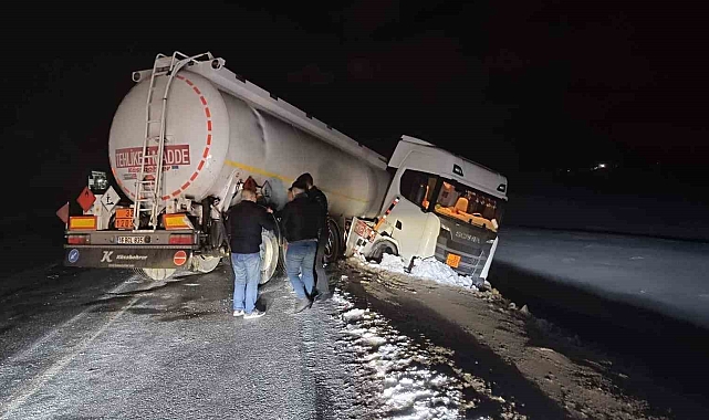 Tatvan'da yakıt yüklü tır yoldan çıktı, kaza ucuz atlatıldı