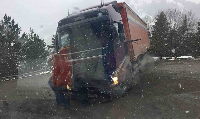 Tır virajı alamadı, yol ulaşıma kapandı