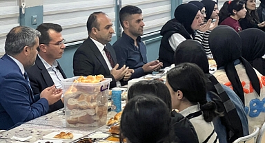 Tutak Kaymakamı Adıbelli, öğrencilerle iftar yaptı