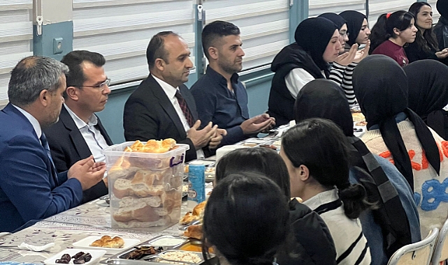 Tutak Kaymakamı Adıbelli, öğrencilerle iftar yaptı