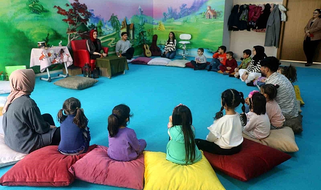 Unutulmaya yüz tutan masal geleneğini yaşatmaya çalışan üniversite öğrencileri anaokulu öğrencilerine derste masal anlatıyor