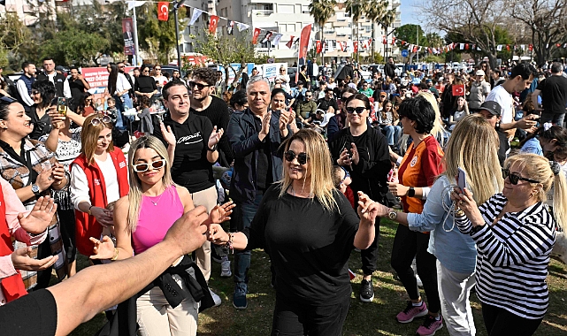 Uysal, patili dostlar için düzenlenen konsere katıldı