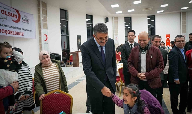 Vali Çelik, ailelerle iftar yemeğinde bir araya geldi