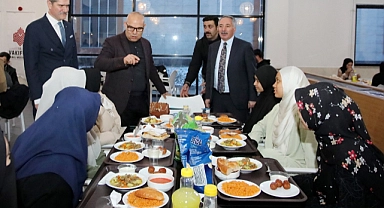 Vali Koç, AİÇÜ'de öğrencilerin iftar sofrasına konuk oldu