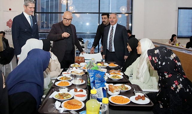 Vali Koç, AİÇÜ'de öğrencilerin iftar sofrasına konuk oldu