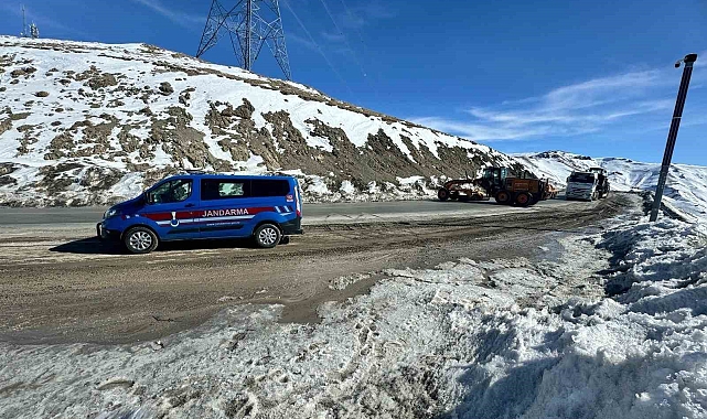 Van Hakkari Karayolunda 1 kişinin hayatını kaybettiği çığ bölgesinde kontrollü patlatma yapıldı
