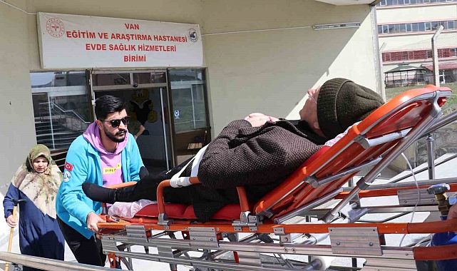 Van'da hasta seçmenler oylarını sedye üzerinde kullandı