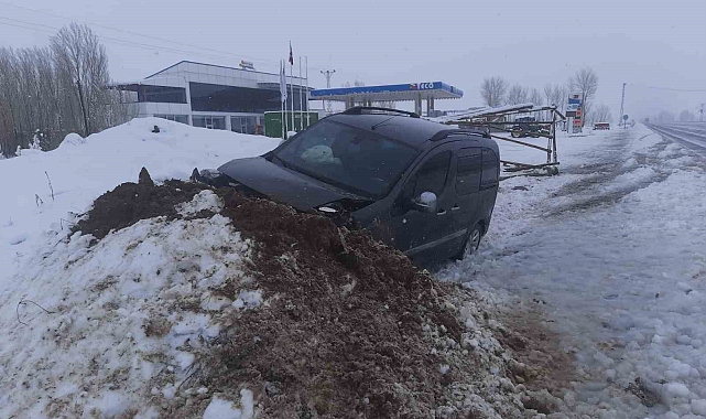 Van'da Kamyonet yoldan çıktı: 2 yaralı