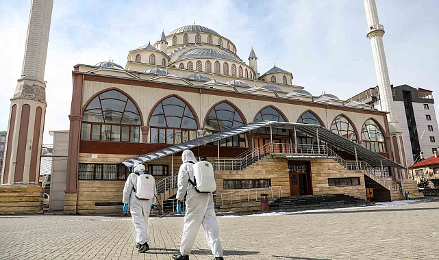 Van'da Ramazan ayı öncesi camilere gül suyu ile temizlendi