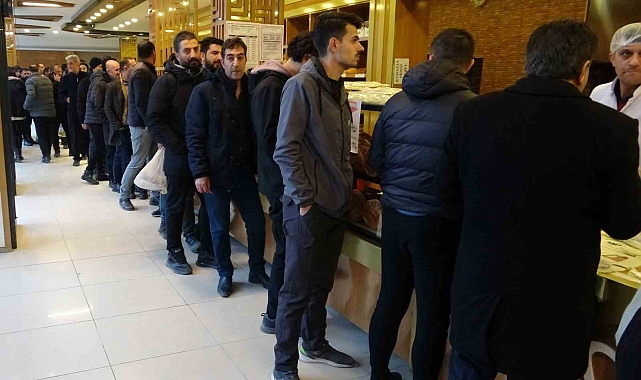 Van'da Ramazan pidesi kuyruğu