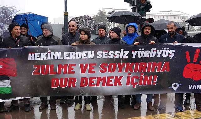 Van'da sağlık çalışanları kar yağışı altında Gazze için 'sessiz protesto'