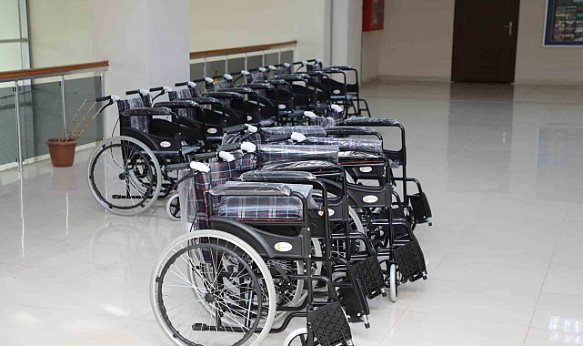 Van'ın Erciş Belediyesin tarafından 20 kişiye tekerlekli sandalye desteği