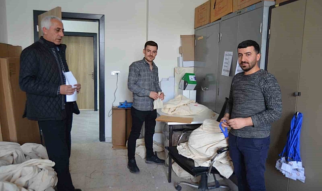 Varto'da sandık kurulu başkanları seçim torbalarını teslim aldı