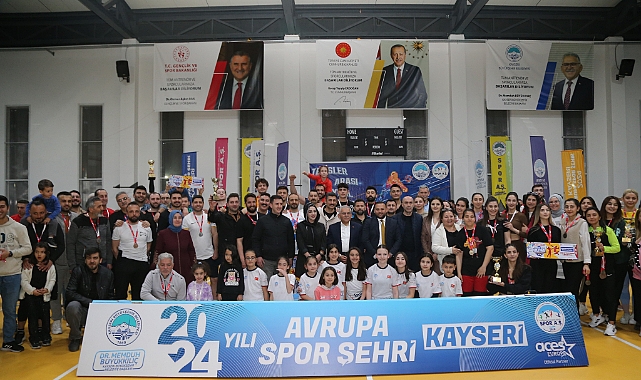Voleybol turnuvasında dereceye giren takımlara ödülleri veridi