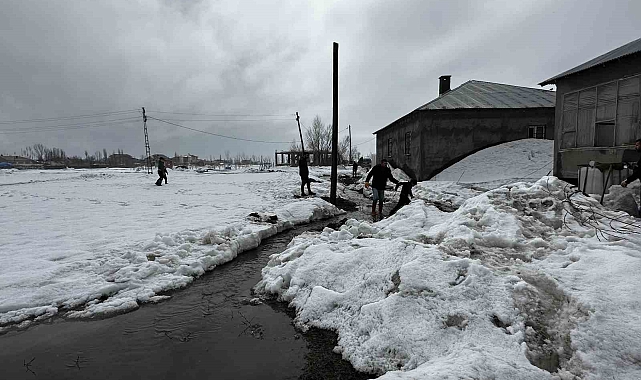Yüksekova'da bir evin odunluğu sular altında kaldı