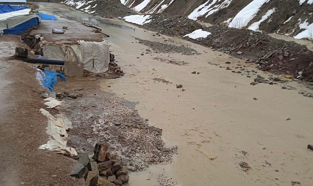 Yüksekova'da dere taştı: Ahırları su bastı
