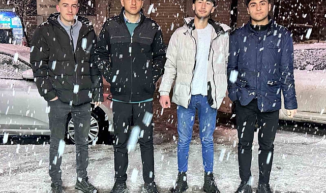 Yüksekova'da lapa lapa kar yağışı