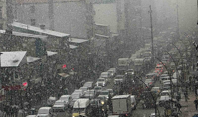 Yüksekova'da sağanak yerini kar yağışına bıraktı