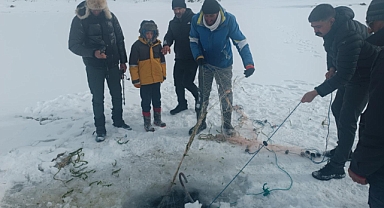 (Videolu Haber) Yüzeyi buzla kaplanan Ağrı Balık Gölü'nde Eskimo usulü balık avı