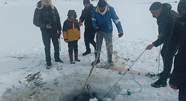 (Videolu Haber) Yüzeyi buzla kaplanan Ağrı Balık Gölü'nde Eskimo usulü balık avı