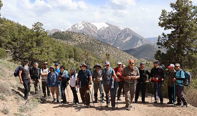 15 km yürüdüler, sonra zirvenin keyfini çıkardılar