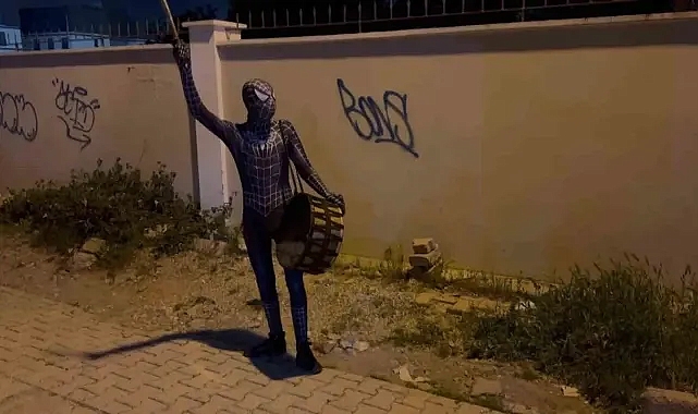 Adana'da eğlenceli olaylar bitmiyor. Bu kez örümcek adamlı uyandırma