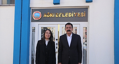 Ağrı Belediye Başkanı Hazal Aras göreve başladı