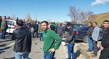 Ağrı'da 4 aracın karıştığı zincirleme kazada; 5 yaralı (Videolu Haber)