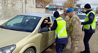 Ağrı’da, bayram tatili nedeniyle trafik ve asayiş tedbirleri jandarma tarafından üst seviyeye çıkarıldı (Videolu Haber)