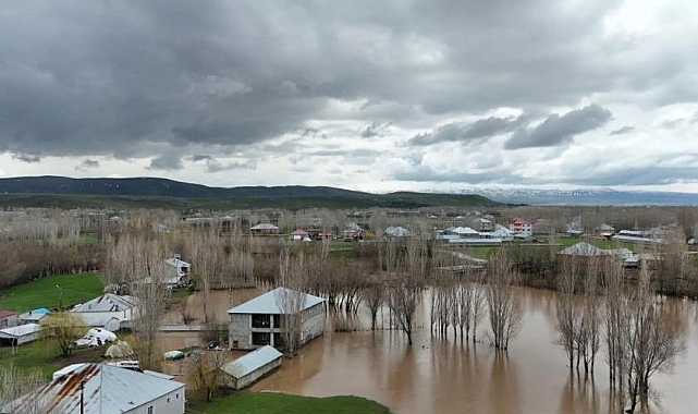 Ağrı'da dere taştı, çok sayıda ev su altında kaldı