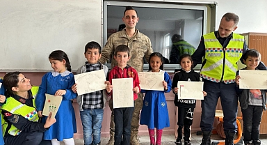 Ağrı'da Jandarma bayram öncesi miniklere trafik eğitimi verdi