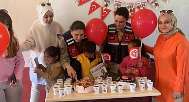 Ağrı'da Jandarma ekipleri, çocuklarla  23 Nisan Ulusal Egemenlik ve Çocuk Bayram'ları kutladı (videolu haber)