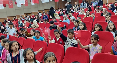 Ağrı'daki köy çocukları ilk defa sinemaya gitmenin keyfini çıkardı