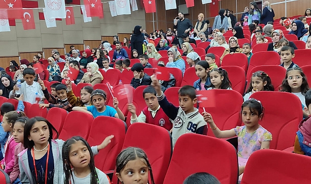 Ağrı'daki köy çocukları ilk defa sinemaya gitmenin keyfini çıkardı