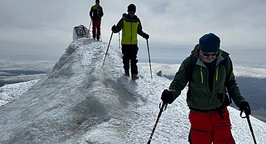 Ağrı Dağı'nın zirvesine çıkan dağcıların kayak keyfi(Videolu Haber)