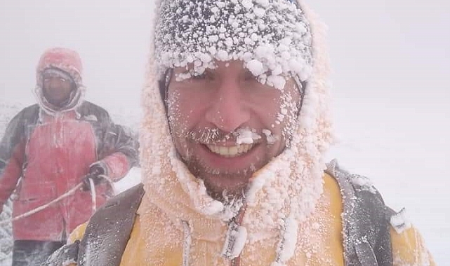Ağrı Dağı'na tırmanış yapan dağcıların yüzü buz tuttu