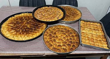 Ağrı'nın hamarat kadınları bayram tatlısı için kolları sıvadı (Videolu Haber)