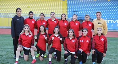 (Videolu Haber) Ağrı'nın Tek Kadın Futbol Takımı Önyargılara Meydan Okuyor