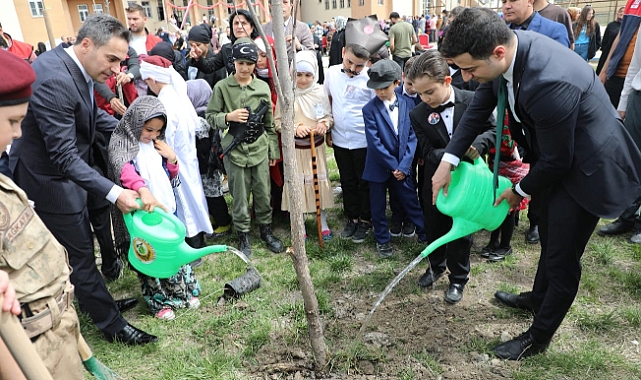 Ağrı Selahaddin Eyyubi İlkokulu'nda 23 Nisan kutlamaları ve fidan dikim etkinliği