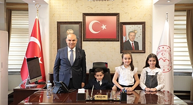 Ağrı Valisi koltuğunu çocuklara devretti