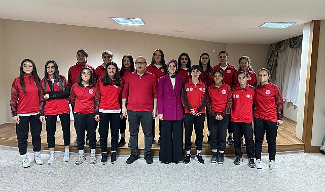 Ağrı Valisi Koç ve eşi, kadın futbol takımıyla iftarda buluştu