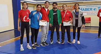 Ağrılı kadın sporcular göğüs kabarttı
