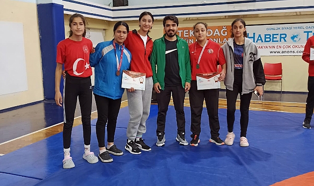 Ağrılı kadın sporcular göğüs kabarttı